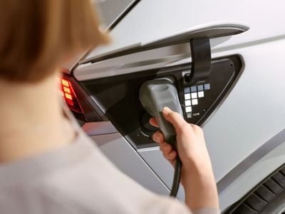 Detailbild: Ein Ladekabel wird in den Ladeanschluss eines Hyundai IONIQ 5 gesteckt.