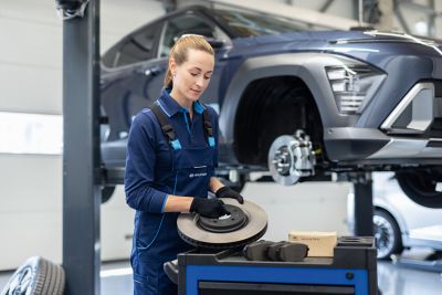 Servisní technik Hyundai při výměně brzdového kotouče v autorizovaném servisu.