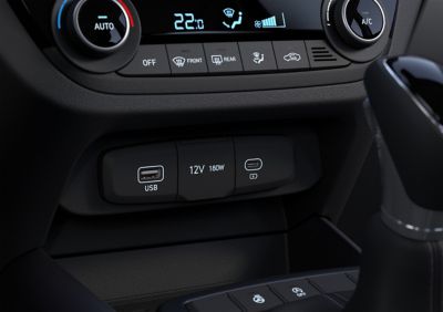 Puerto USB-C de la consola central del Hyundai i10.