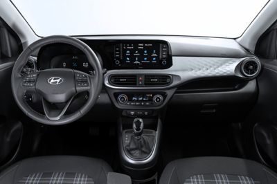 Los prácticos y cómodos espacios portaobjetos del Hyundai i10 se adaptan a tu ajetreada vida.