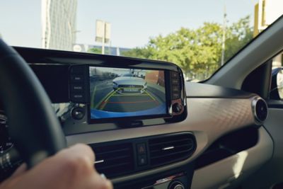 a cámara de visión trasera del Hyundai i10 facilita la conducción marcha atrás.