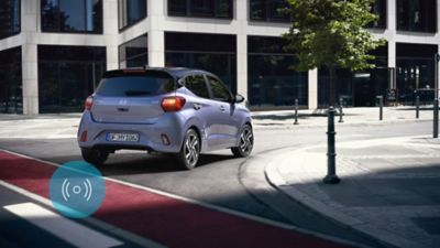  The Hyundai i10 turning right on a city street.