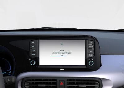 Mises à jour Over-The-Air des cartes et du logiciel d’infodivertissement sur l’écran tactile de la Hyundai i10.