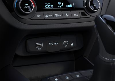 Un port USB-C dans la console centrale de la Hyundai i10.