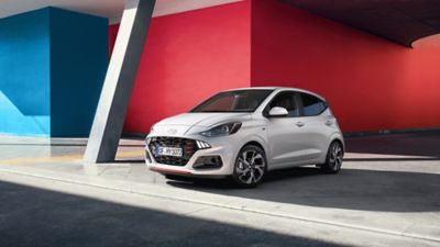 Vista frontal del i10 e i10 N Line.