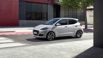 Vista trasera del i10 e i10 N Line.