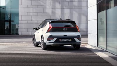 L'arrière de la Hyundai BAYON garée devant un bâtiment.