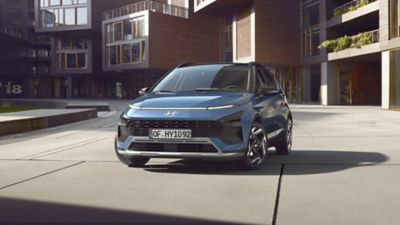 De krachtig brede grille van de Hyundai BAYON compacte crossover SUV.