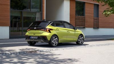 Hyundai i20 jazdiaci po mestskej ulici.