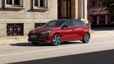 Ekspert serwisowy Hyundai sprawdza stan lakieru, który objęty jest gwarancją.