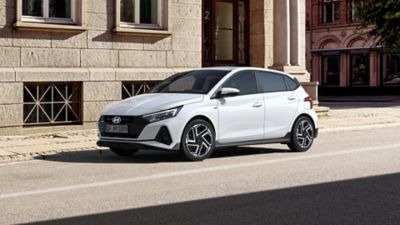 Nuevo Hyundai i20 N Line aparcado delante de un edificio de la ciudad.