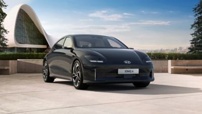 IONIQ 6 parkert i et modernistisk miljø. Foto.