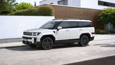 Hyundai SANTA FE widziany z przodu.