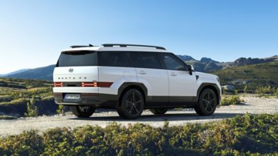 Biały Hyundai SANTA FE, widziany z boku