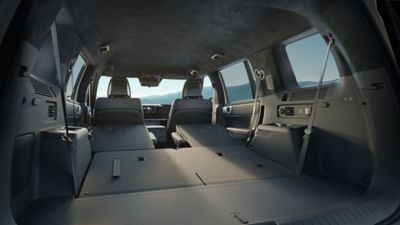 Zicht op bagageruimte en interieur Hyundai SANTA FE met neergeklapte rugleuningen tweede en derde zitrij.