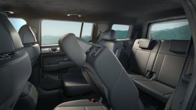 Een van de stoelen op de tweede rij van de Hyundai Santa Fe, naar voren geklapt voor toegang tot de derde rij.