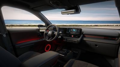 Cockpit de Hyundai IONIQ 5 N Line avec le volant, la planche de bord et les sièges avant.