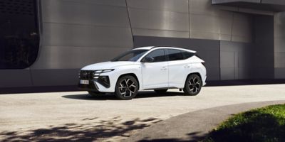Zijaanzicht van een witte Hyundai TUCSON Hybrid 