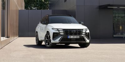 Hyundai TUCSON Plug-in stationne devant un bâtiment.