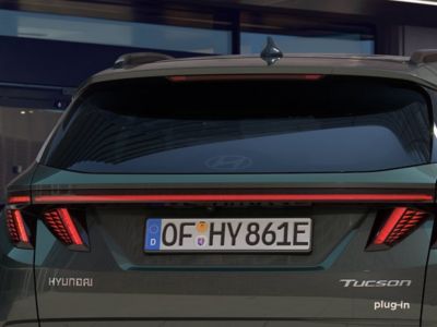 De achterklep van de Hyundai TUCSON Plug-in met het glazen Hyundai-logo.