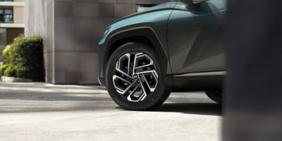  A picture of one wheel alloy wheel of the Hyundai TUCSON Plug-in. 