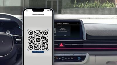 Hyundai-display en een smartphone die het updatescherm van het Infotainment-updateportaal weergeeft.