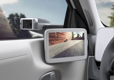 Nahaufnahme des digitalen Rückspiegels im inneren Fahrerbereich beim Hyundai IONIQ 5