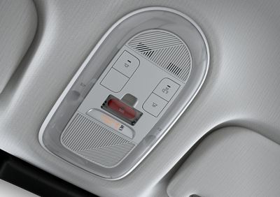 E-call-knapp for automatisk nødanrop til nødetatene i elbilen Hyundai IONIQ 5 crossover. Nærbilde.