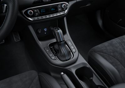 Gear shift with Performance Blue accents inside the new Hyundai i30 N performance hatchback.