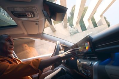 Apple CarPlay sur l'écran tactile central à l'intérieur du SUV électrique Hyundai KONA Electric.