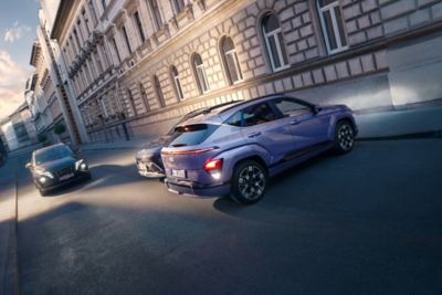 Un homme charge des bagages dans le Hyundai KONA Electric