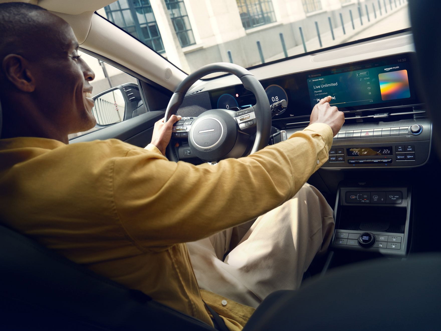 Image of the curved panoramic display of the Hyundai KONA featuring two integrated screens. 