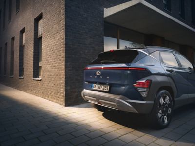 A man uses the touchscreen with surround view monitor of the Hyundai KONA to park.