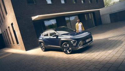 Nuevo Hyundai KONA circulando por una calle de la ciudad.