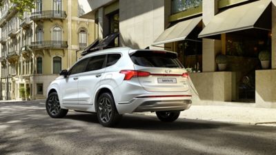 Nové Hyundai Santa Fe Plug-in Hybrid 7místné SUV zaparkované na ulici ve městě.