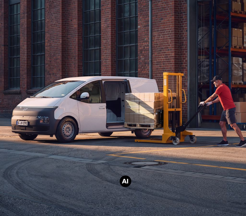 STARIA Cargo lastas med pallar