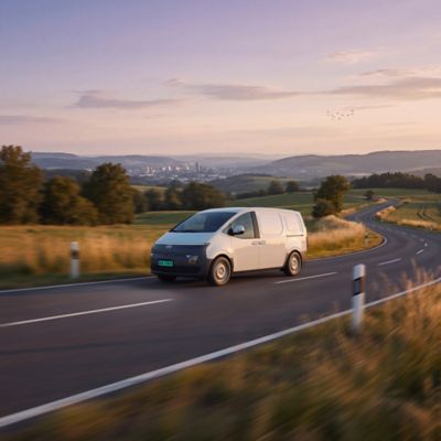 STARIA Electric kjørende på en landevei. foto.