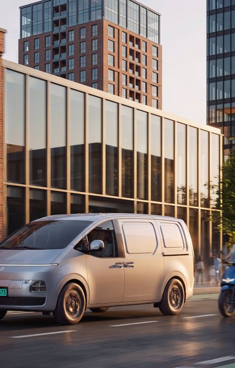 Hyundai STARIA Electric Varebil kjører i bytrafikk.