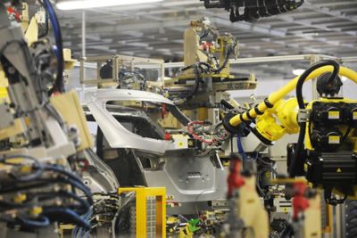 Ramiona robotyczne podczas pracy w zakładzie produkcyjnym Hyundai.
