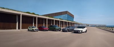 Flera Hyundai-modeller parkerade framför en modern byggnad.