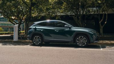 Hyundai laddar vid publik laddstation utomhus.