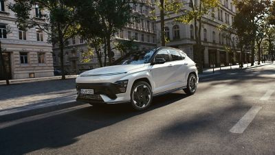 Hyundai KONA N Line sedd framifrån i en stadsmiljö.