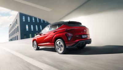 Hyundai KONA N Line sedd bakifrån i en modern arkitektonisk miljö.