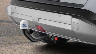 Bakre detalj av Hyundai KONA med avtagbar dragkrok monterad.