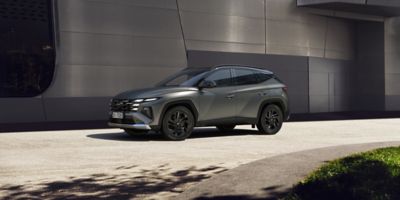 Hyundai TUCSON parcheggiata di fronte a un edificio