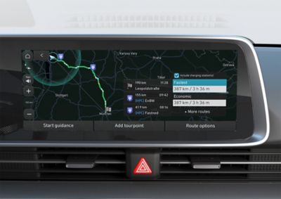 Detailansicht des Routenplaners mit Ladestationsanzeige auf dem Touchscreen eines Hyundai IONIQ 6.