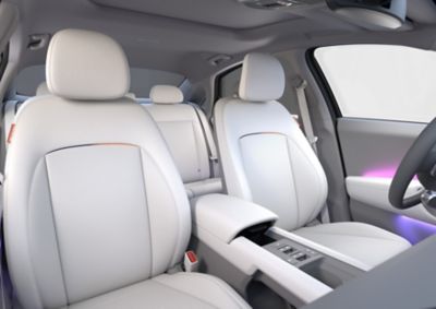 Blick auf die beiden Sitzreihen im Innenraum eines Hyundai IONIQ 6.