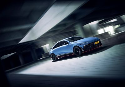Hyundai IONIQ 6 N rijdt door parkeergarage.