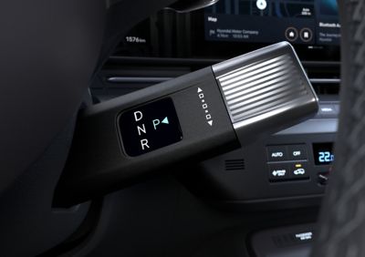 El mando de cambio electrónico montado en el volante del Hyundai Kona.