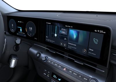 Image of the curved panoramic display of the Hyundai KONA featuring two integrated screens. 